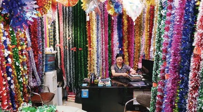 7月11日中午,陈爱玲在自家批发圣诞喜庆用品的商铺内。摄影/中国新闻周刊记者 杜玮
7月11日中午,陈爱玲在自家批发圣诞喜庆用品的商铺内。摄影/中国新闻周刊记者 杜玮