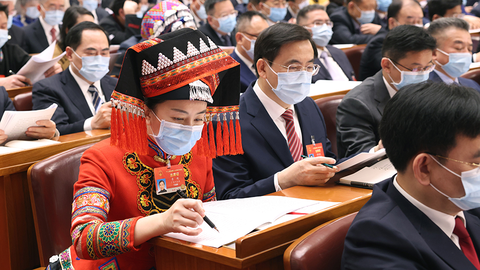 代表们在认真听会.jpg