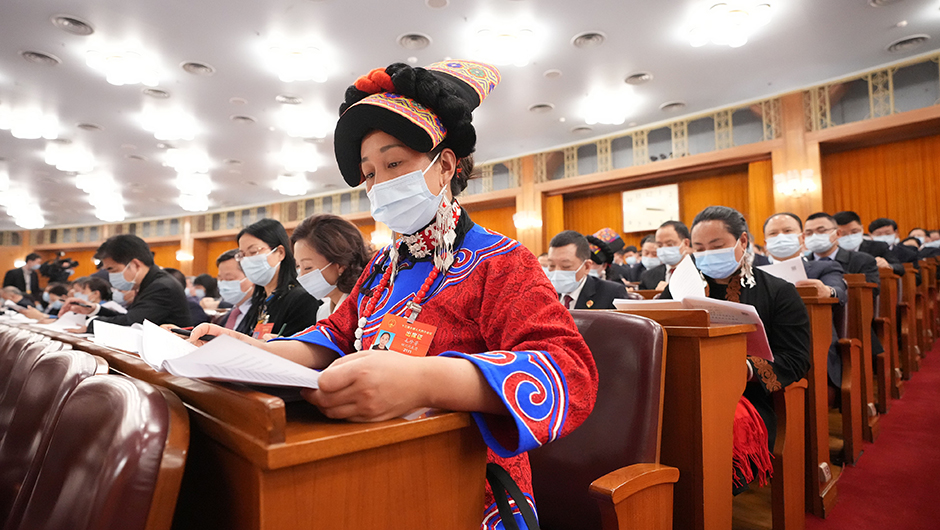 代表们在认真听会.jpg