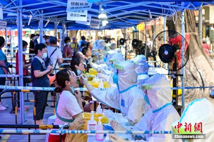 6月10日,广东省广州市,市民在荔湾区龙津华府临时核酸检测点接受核酸检测。当日,广州市荔湾区金花、西村、南源、逢源、多宝、龙津、昌华、岭南、华林、沙面、站前、彩虹、桥中等13条街道辖区内全体居民进行新一轮全员核酸检测。 中新社记者 陈骥旻 摄 6月10日,广东省广州市,市民在荔湾区龙津华府临时核酸检测点接受核酸检测。当日,广州市荔湾区金花、西村、南源、逢源、多宝、龙津、昌华、岭南、华林、沙面、站前、彩虹、桥中等13条街道辖区内全体居民进行新一轮全员核酸检测。 中新社记者 陈骥旻 摄