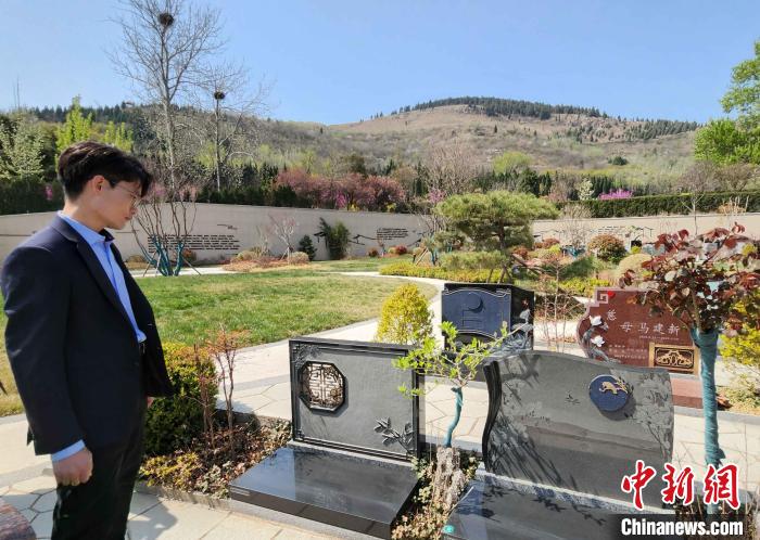 从业近五年来，李凡镇先后设计数百块墓碑，服务近千名客户。赵晓 摄