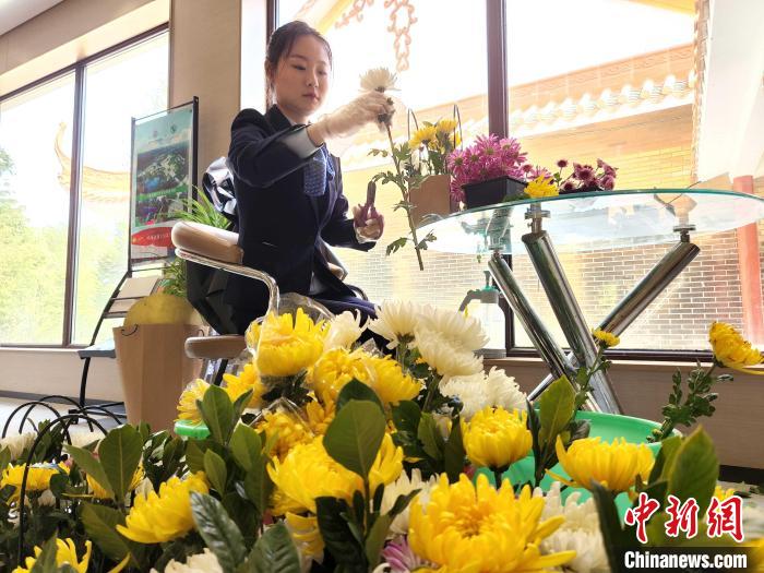 清明节前夕，陵园迎来安葬高峰，胡云思正在准备安葬花篮。赵晓 摄