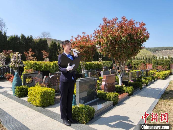 在胡云思看来，主持安葬礼仪是在温暖生命的最后一程。赵晓 摄