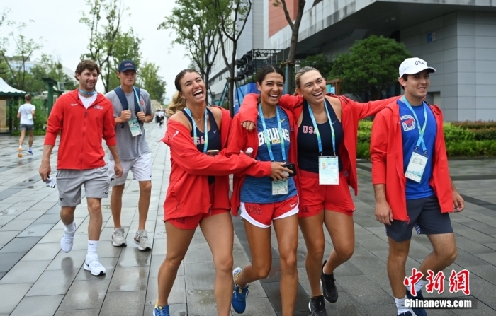 美国运动员在村内开心漫步。<a target='_blank' href='/'>中新社</a>记者 陈超 摄