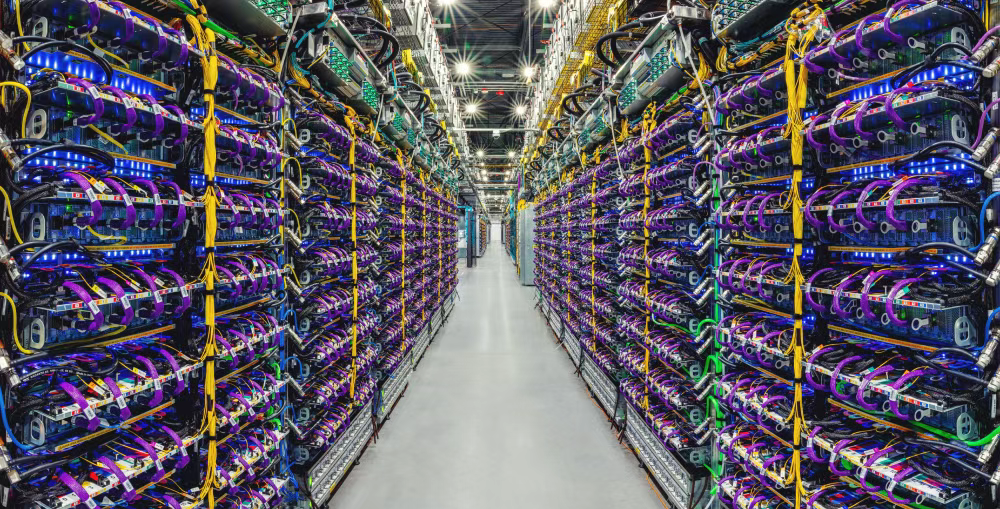 Google 数据中心内一排 Cloud TPU v5p AI 加速器超级计算机。来源：Google官方