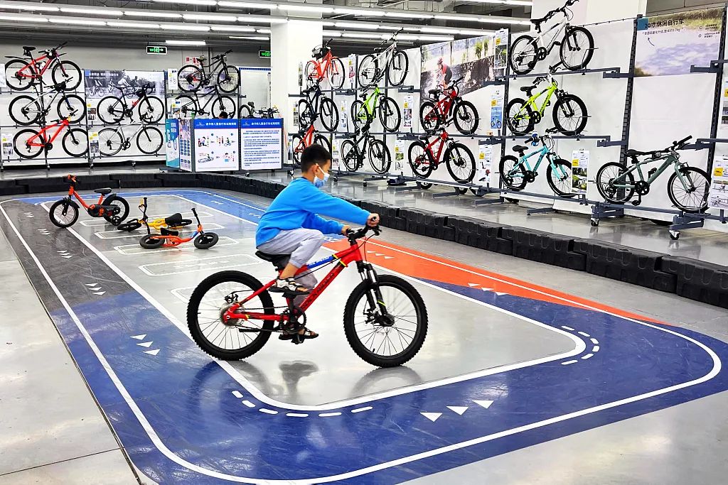 2022年北京某迪卡侬内自行车展陈区域。| 图片来源：视觉中国