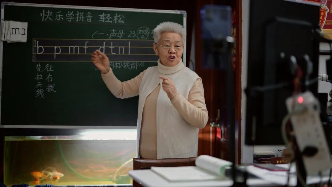74岁老教师在抖音无偿教认字，一根网线如何破圈？