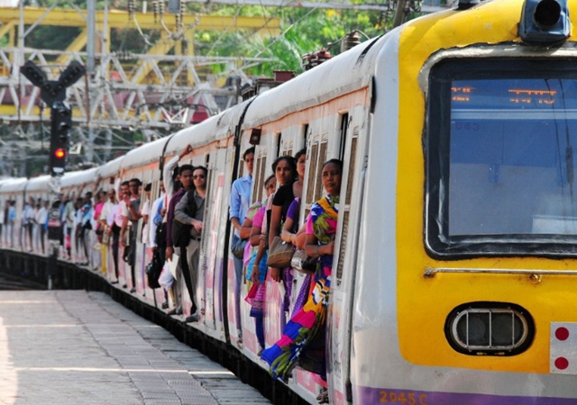 印度国产的新版“半下铁”列车2022年仔粗插手经营。新华网贱府