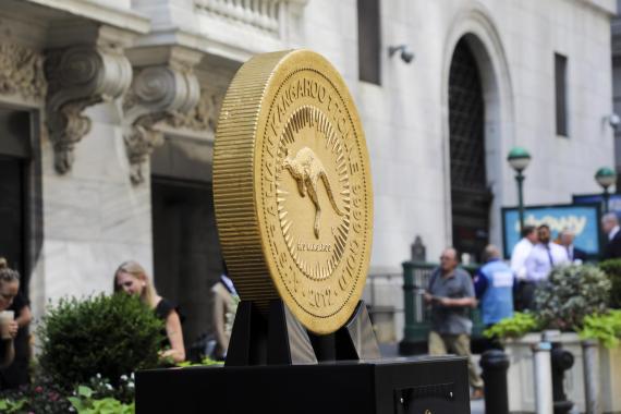2019年7月16日，超大金币在美国纽约证券交易所前展示。新华社资料