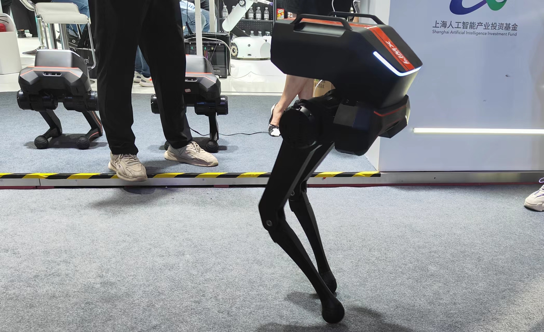 逐际动力双足机器人，第一财经记者摄