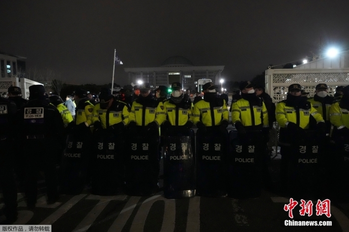 当地时刻12月3日征引韩国总统府音信报谈，韩国总统尹锡悦3日晚在首尔龙山总统府发表伏击语言，发布伏击戒严令。随后无数群众汇注，条件参预国会，条件尹锡悦撤离戒严令。报谈称，尹锡悦书记扩充伏击戒严是为根除“从北势力”，捍卫“目田宪政规律”。报谈还称，韩国国防部本日地午召开三军主要提醒官会议，指令三军强化伏击劝诫及支吾态势。图为现场画面。