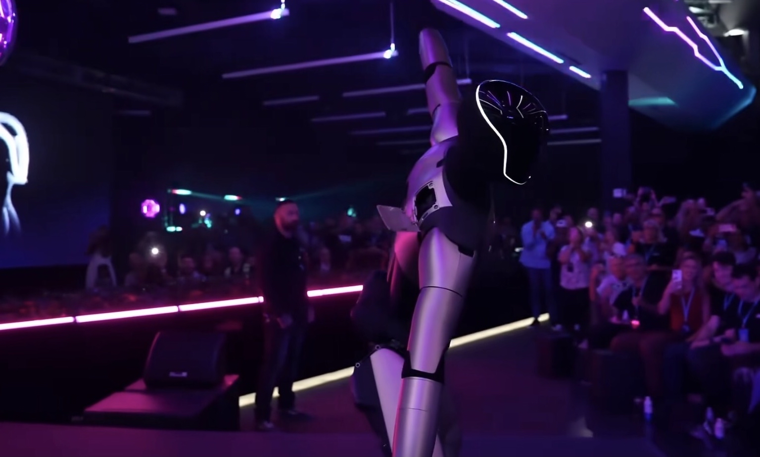 Optimus热舞,背部贴片“开口”。