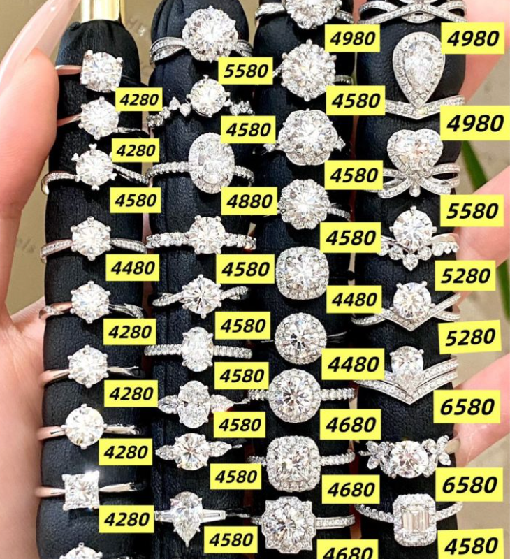 商家向记者展示的培育钻石价格表