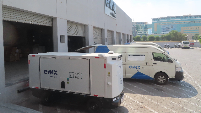 在7X分拣中心停放的无人配送车 （第一财经记者钱小岩摄）