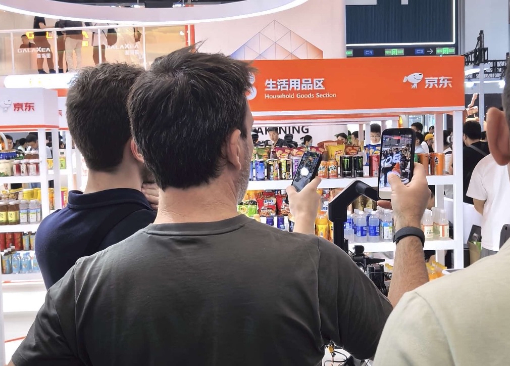 世界机器人大会上的海外观众和游客 宁佳彦摄